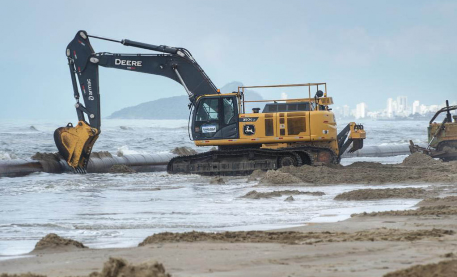 Tubulação de aço para dragagem da praia de Matinhos é transportada para o mar