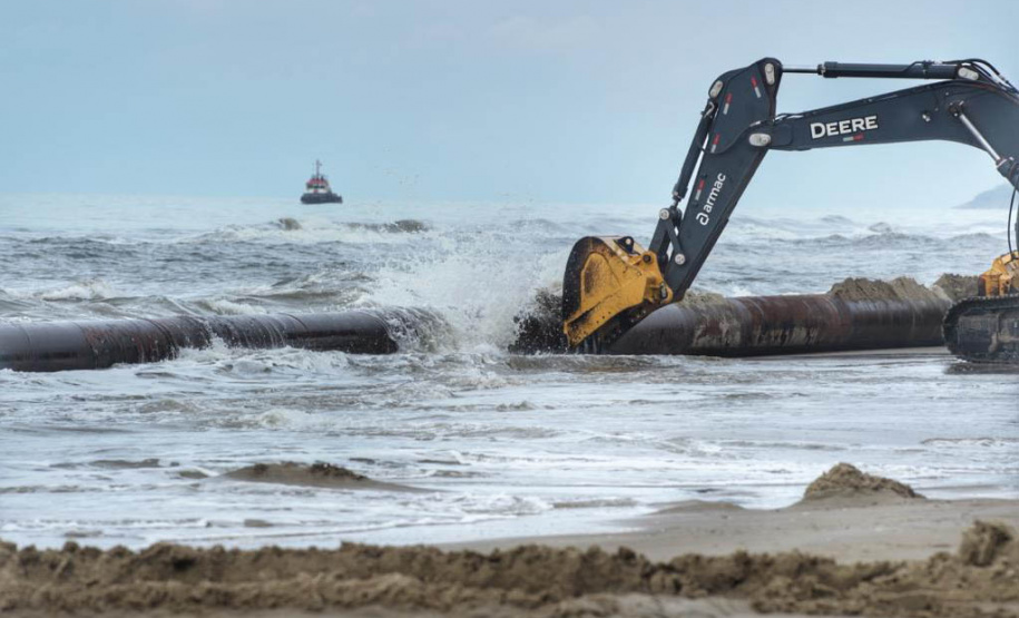 Tubulação de aço para dragagem da praia de Matinhos é transportada para o mar