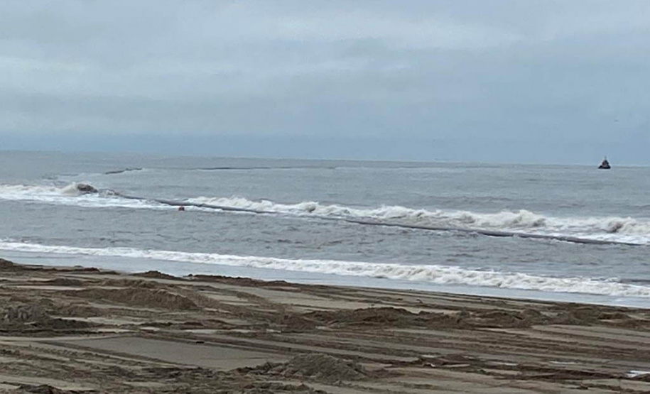 Tubulação de aço para dragagem da praia de Matinhos é transportada para o mar