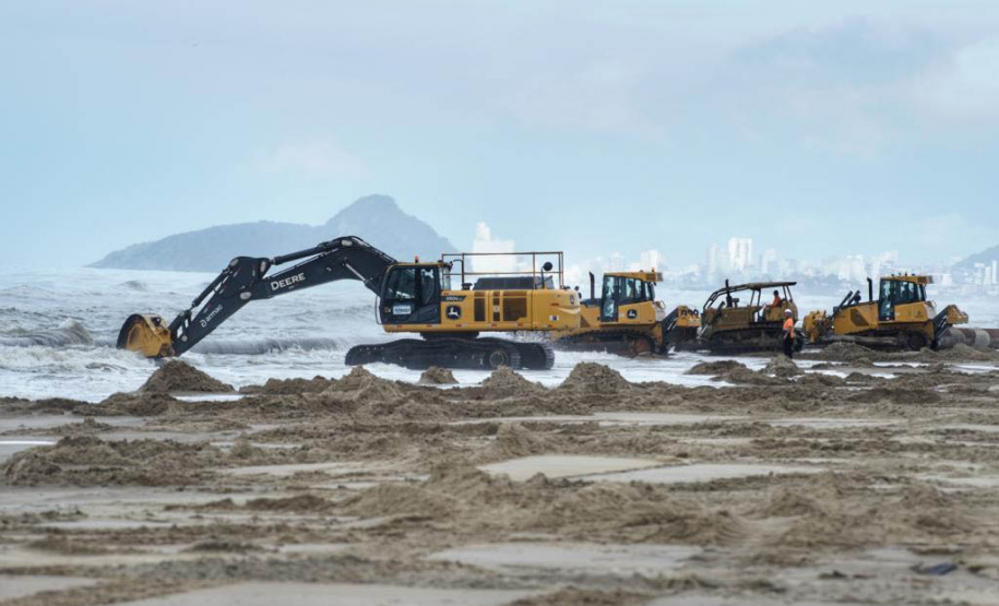 Tubulação de aço para dragagem da praia de Matinhos é transportada para o mar