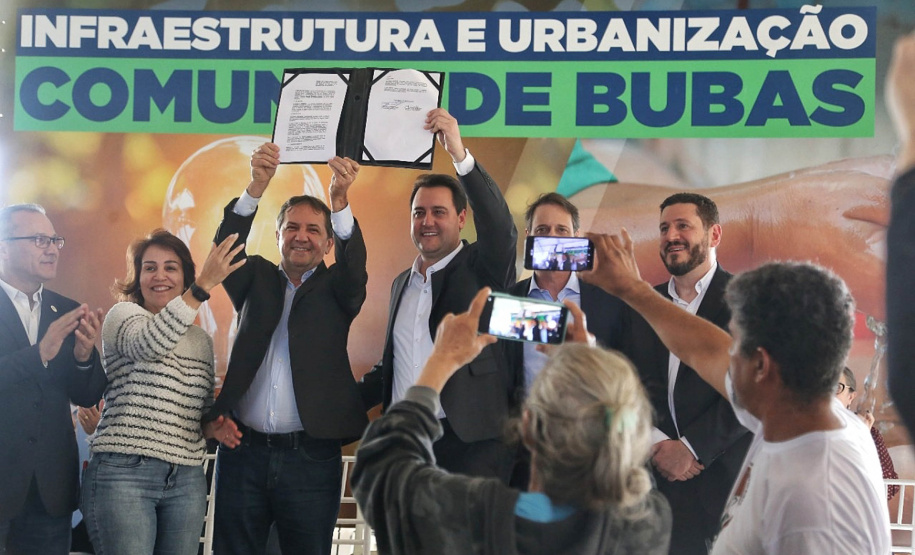 Governador autoriza obras de saneamento e energia na Ocupação Bubas, em Foz do Iguaçu