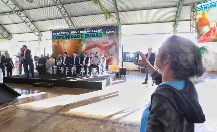 Governador autoriza obras de saneamento e energia na Ocupação Bubas, em Foz do Iguaçu