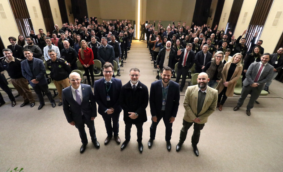 O secretário da Segurança Pública, Wagner Mesquita de Oliveira, o diretor geral da Polícia Centífica e demais autoridades durante aula inaugural do curso para policiais científicos. Curitiba, 21/06/2022 Foto: Ricardo Almeida/SESP