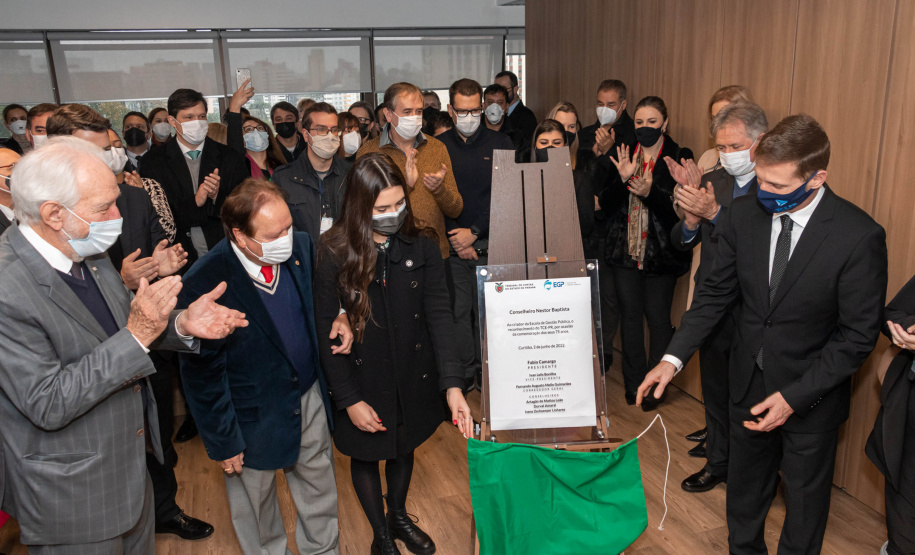 A Secretaria de Estado da Educação e do Esporte (Seed-PR) assinou nesta quinta-feira (2) um acordo de cooperação técnica e científica com o Tribunal de Contas do Estado Paraná (TCE-PR) para capacitar estudantes e professores dos colégios estaduais no controle social sobre a administração pública, formando cidadãos mais conscientes.