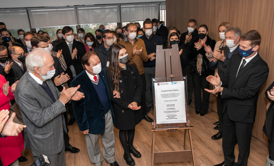 A Secretaria de Estado da Educação e do Esporte (Seed-PR) assinou nesta quinta-feira (2) um acordo de cooperação técnica e científica com o Tribunal de Contas do Estado Paraná (TCE-PR) para capacitar estudantes e professores dos colégios estaduais no controle social sobre a administração pública, formando cidadãos mais conscientes.