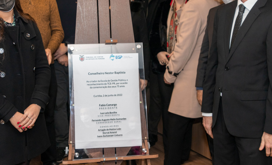 A Secretaria de Estado da Educação e do Esporte (Seed-PR) assinou nesta quinta-feira (2) um acordo de cooperação técnica e científica com o Tribunal de Contas do Estado Paraná (TCE-PR) para capacitar estudantes e professores dos colégios estaduais no controle social sobre a administração pública, formando cidadãos mais conscientes.