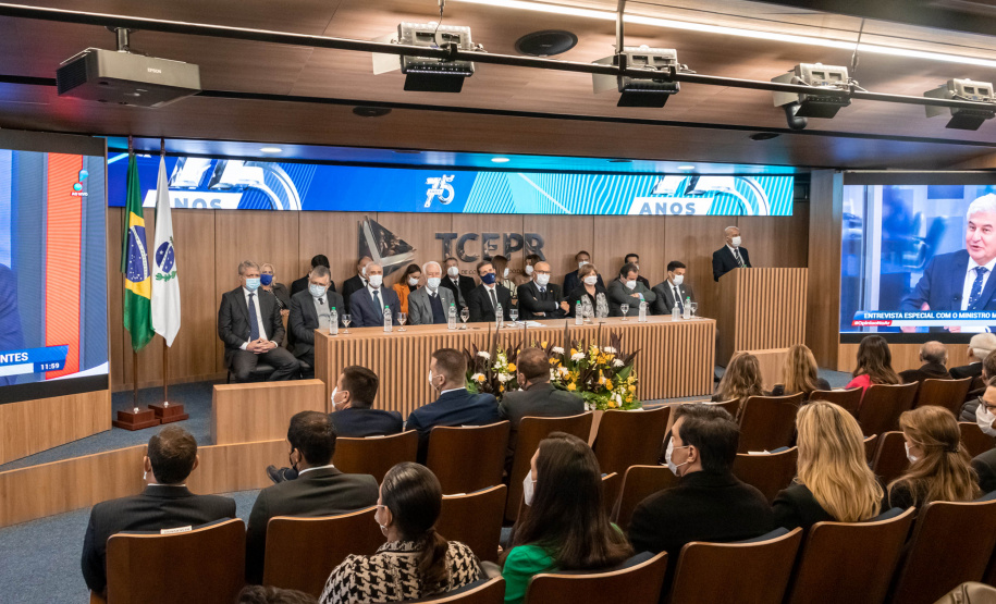 A Secretaria de Estado da Educação e do Esporte (Seed-PR) assinou nesta quinta-feira (2) um acordo de cooperação técnica e científica com o Tribunal de Contas do Estado Paraná (TCE-PR) para capacitar estudantes e professores dos colégios estaduais no controle social sobre a administração pública, formando cidadãos mais conscientes.