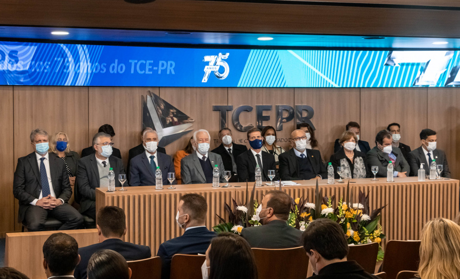 A Secretaria de Estado da Educação e do Esporte (Seed-PR) assinou nesta quinta-feira (2) um acordo de cooperação técnica e científica com o Tribunal de Contas do Estado Paraná (TCE-PR) para capacitar estudantes e professores dos colégios estaduais no controle social sobre a administração pública, formando cidadãos mais conscientes.