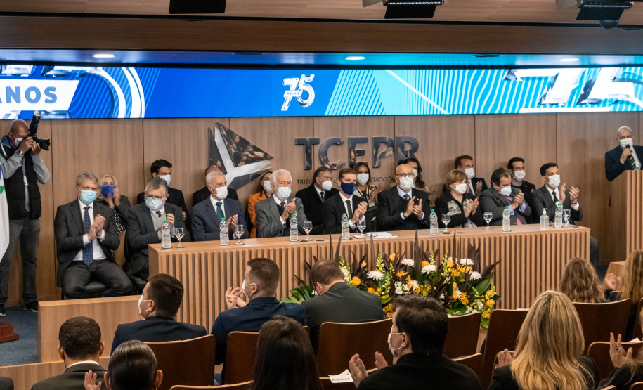 A Secretaria de Estado da Educação e do Esporte (Seed-PR) assinou nesta quinta-feira (2) um acordo de cooperação técnica e científica com o Tribunal de Contas do Estado Paraná (TCE-PR) para capacitar estudantes e professores dos colégios estaduais no controle social sobre a administração pública, formando cidadãos mais conscientes.