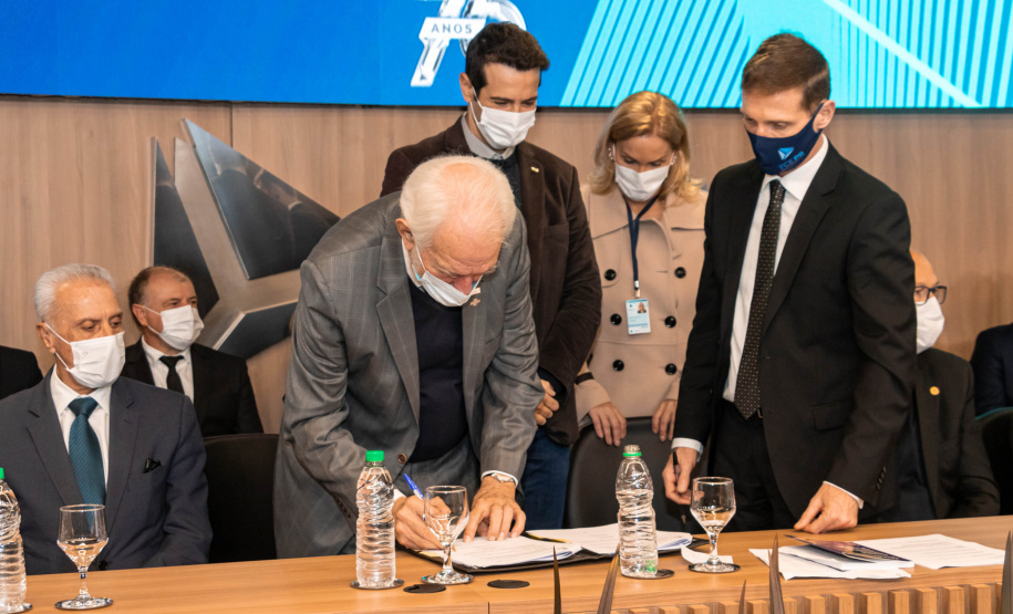 A Secretaria de Estado da Educação e do Esporte (Seed-PR) assinou nesta quinta-feira (2) um acordo de cooperação técnica e científica com o Tribunal de Contas do Estado Paraná (TCE-PR) para capacitar estudantes e professores dos colégios estaduais no controle social sobre a administração pública, formando cidadãos mais conscientes.