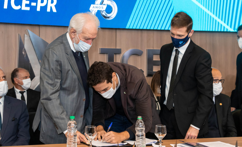 A Secretaria de Estado da Educação e do Esporte (Seed-PR) assinou nesta quinta-feira (2) um acordo de cooperação técnica e científica com o Tribunal de Contas do Estado Paraná (TCE-PR) para capacitar estudantes e professores dos colégios estaduais no controle social sobre a administração pública, formando cidadãos mais conscientes.