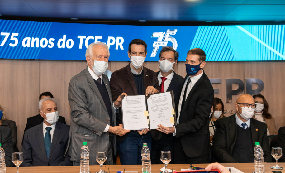 A Secretaria de Estado da Educação e do Esporte (Seed-PR) assinou nesta quinta-feira (2) um acordo de cooperação técnica e científica com o Tribunal de Contas do Estado Paraná (TCE-PR) para capacitar estudantes e professores dos colégios estaduais no controle social sobre a administração pública, formando cidadãos mais conscientes.