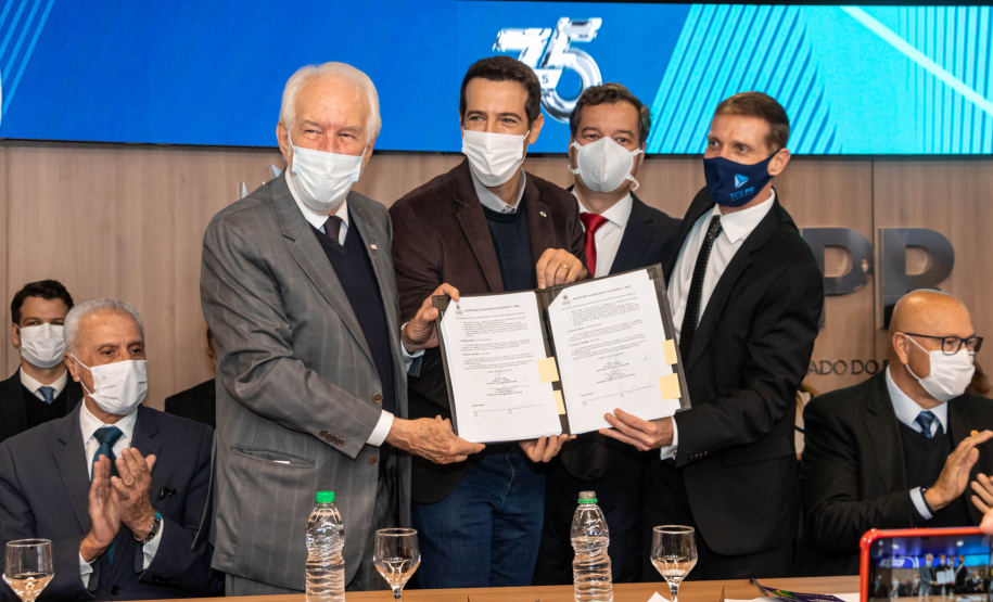 A Secretaria de Estado da Educação e do Esporte (Seed-PR) assinou nesta quinta-feira (2) um acordo de cooperação técnica e científica com o Tribunal de Contas do Estado Paraná (TCE-PR) para capacitar estudantes e professores dos colégios estaduais no controle social sobre a administração pública, formando cidadãos mais conscientes.