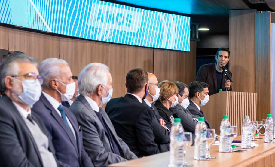 A Secretaria de Estado da Educação e do Esporte (Seed-PR) assinou nesta quinta-feira (2) um acordo de cooperação técnica e científica com o Tribunal de Contas do Estado Paraná (TCE-PR) para capacitar estudantes e professores dos colégios estaduais no controle social sobre a administração pública, formando cidadãos mais conscientes.