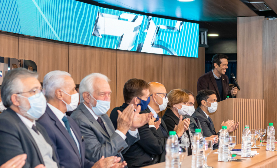 A Secretaria de Estado da Educação e do Esporte (Seed-PR) assinou nesta quinta-feira (2) um acordo de cooperação técnica e científica com o Tribunal de Contas do Estado Paraná (TCE-PR) para capacitar estudantes e professores dos colégios estaduais no controle social sobre a administração pública, formando cidadãos mais conscientes.