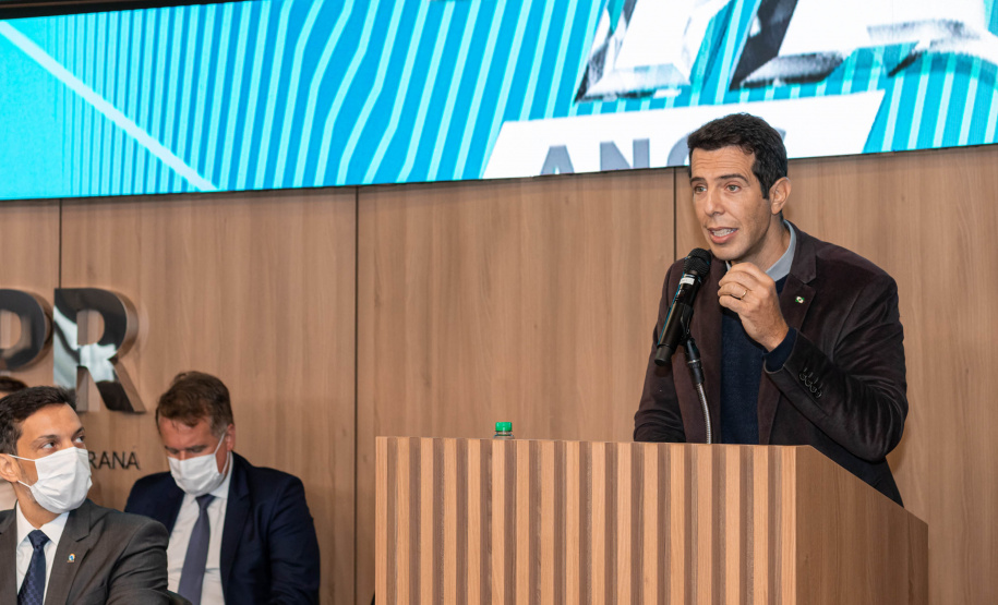 A Secretaria de Estado da Educação e do Esporte (Seed-PR) assinou nesta quinta-feira (2) um acordo de cooperação técnica e científica com o Tribunal de Contas do Estado Paraná (TCE-PR) para capacitar estudantes e professores dos colégios estaduais no controle social sobre a administração pública, formando cidadãos mais conscientes.