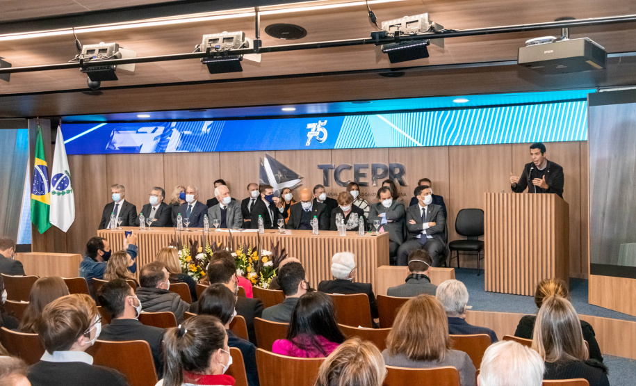 A Secretaria de Estado da Educação e do Esporte (Seed-PR) assinou nesta quinta-feira (2) um acordo de cooperação técnica e científica com o Tribunal de Contas do Estado Paraná (TCE-PR) para capacitar estudantes e professores dos colégios estaduais no controle social sobre a administração pública, formando cidadãos mais conscientes.