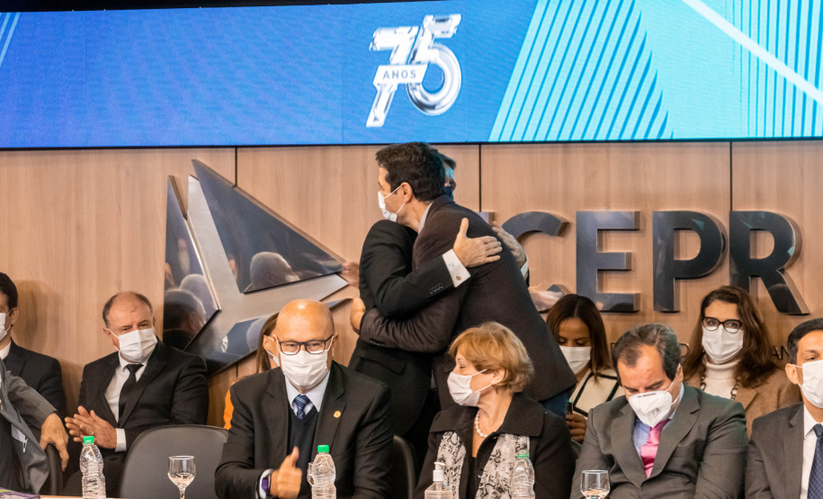 A Secretaria de Estado da Educação e do Esporte (Seed-PR) assinou nesta quinta-feira (2) um acordo de cooperação técnica e científica com o Tribunal de Contas do Estado Paraná (TCE-PR) para capacitar estudantes e professores dos colégios estaduais no controle social sobre a administração pública, formando cidadãos mais conscientes.