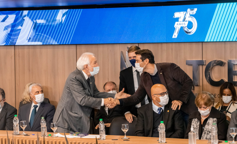 A Secretaria de Estado da Educação e do Esporte (Seed-PR) assinou nesta quinta-feira (2) um acordo de cooperação técnica e científica com o Tribunal de Contas do Estado Paraná (TCE-PR) para capacitar estudantes e professores dos colégios estaduais no controle social sobre a administração pública, formando cidadãos mais conscientes.