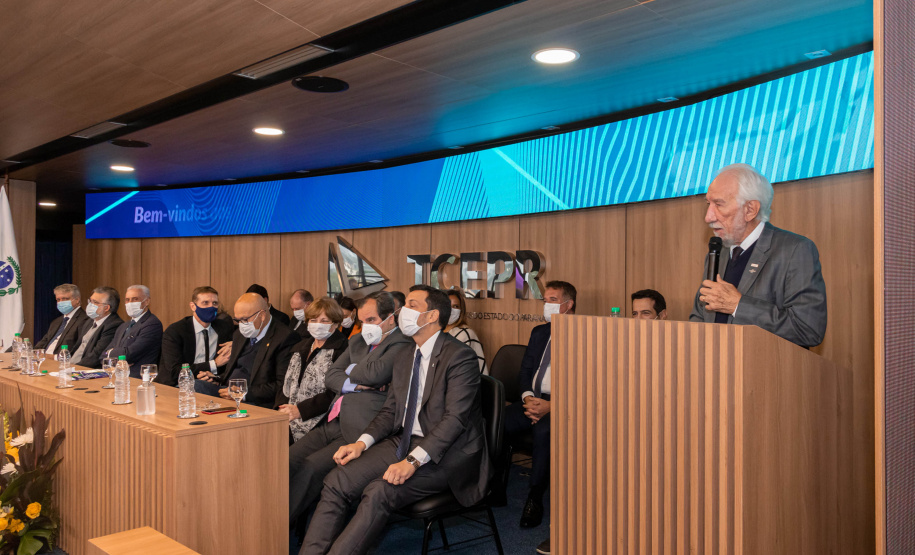 A Secretaria de Estado da Educação e do Esporte (Seed-PR) assinou nesta quinta-feira (2) um acordo de cooperação técnica e científica com o Tribunal de Contas do Estado Paraná (TCE-PR) para capacitar estudantes e professores dos colégios estaduais no controle social sobre a administração pública, formando cidadãos mais conscientes.