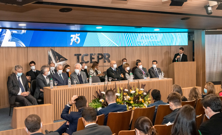 A Secretaria de Estado da Educação e do Esporte (Seed-PR) assinou nesta quinta-feira (2) um acordo de cooperação técnica e científica com o Tribunal de Contas do Estado Paraná (TCE-PR) para capacitar estudantes e professores dos colégios estaduais no controle social sobre a administração pública, formando cidadãos mais conscientes.