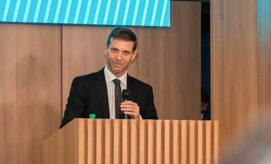 A Secretaria de Estado da Educação e do Esporte (Seed-PR) assinou nesta quinta-feira (2) um acordo de cooperação técnica e científica com o Tribunal de Contas do Estado Paraná (TCE-PR) para capacitar estudantes e professores dos colégios estaduais no controle social sobre a administração pública, formando cidadãos mais conscientes.