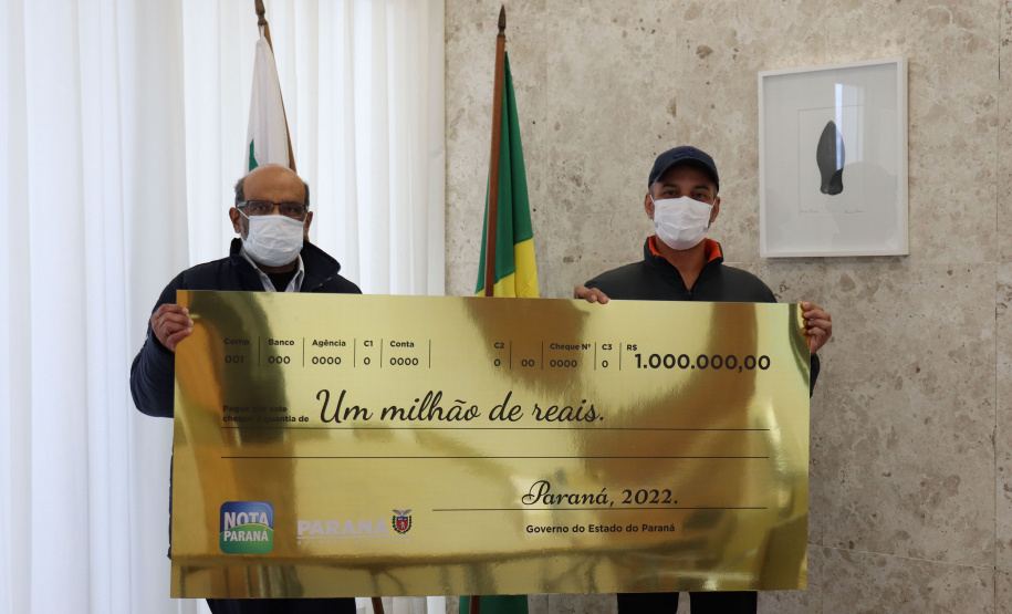 Ganhadores do sorteio de junho do Nota Paraná com R$1 milhão e R$200 mil recebem prêmios