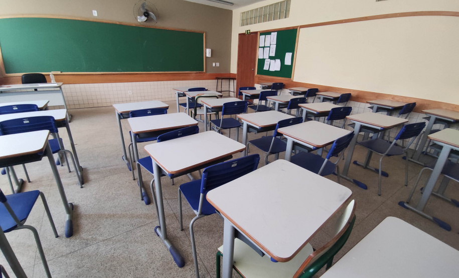 Governador entrega colégio e anuncia pavimentação da Estrada de Alagados, em Ponta Grossa