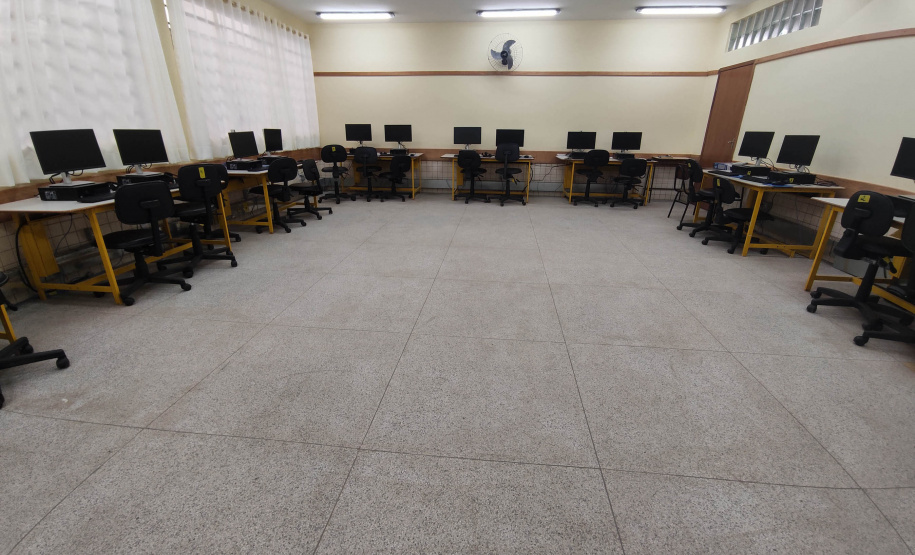 Governador entrega colégio e anuncia pavimentação da Estrada de Alagados, em Ponta Grossa