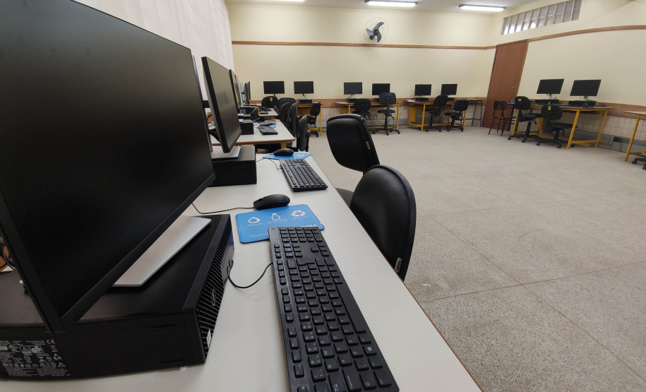 Governador entrega colégio e anuncia pavimentação da Estrada de Alagados, em Ponta Grossa