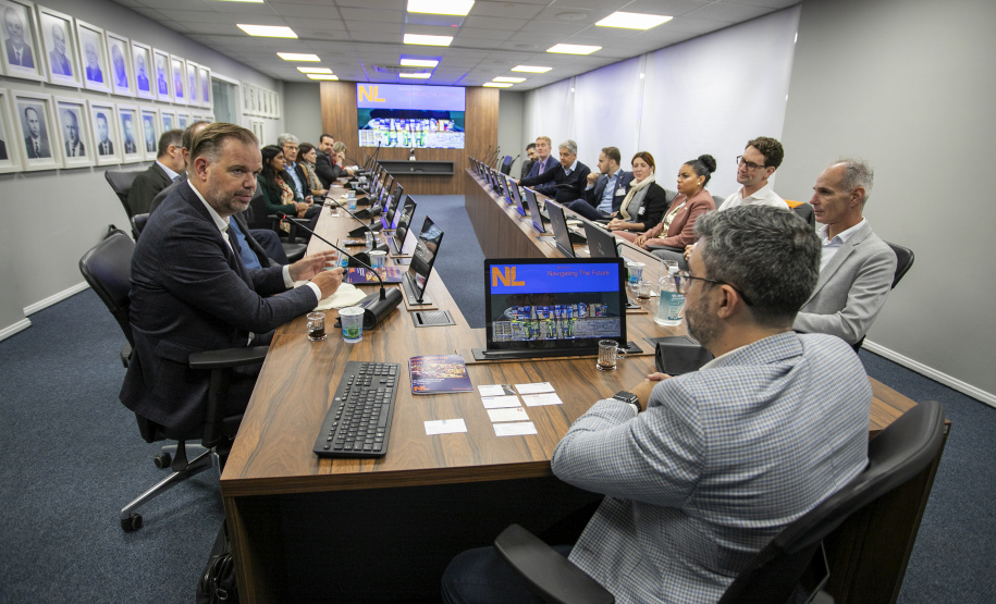 Porto de Paranaguá recebe delegações internacionais