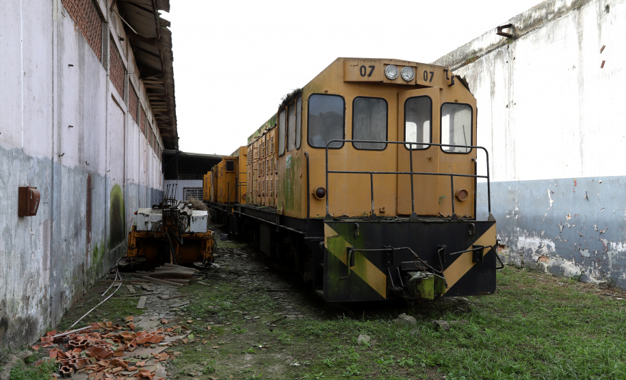 Locomotivas deixam a Portos do Paraná para serem restauradas e preservadas