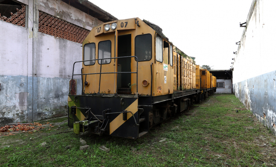 Locomotivas deixam a Portos do Paraná para serem restauradas e preservadas