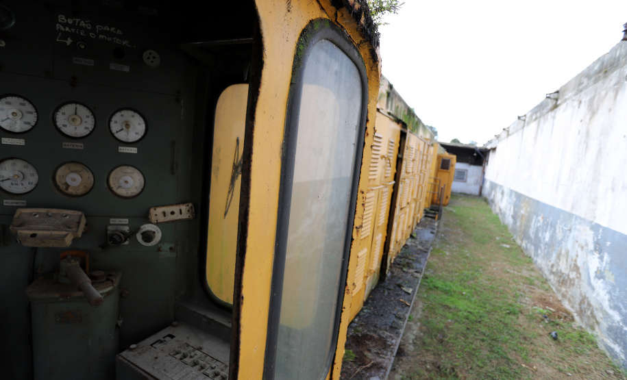 Locomotivas deixam a Portos do Paraná para serem restauradas e preservadas