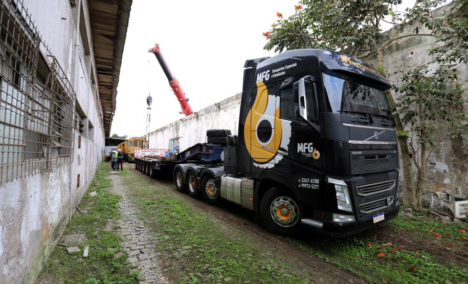 Locomotivas deixam a Portos do Paraná para serem restauradas e preservadas