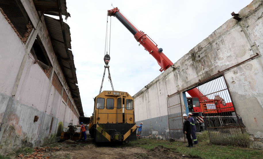 Locomotivas deixam a Portos do Paraná para serem restauradas e preservadas