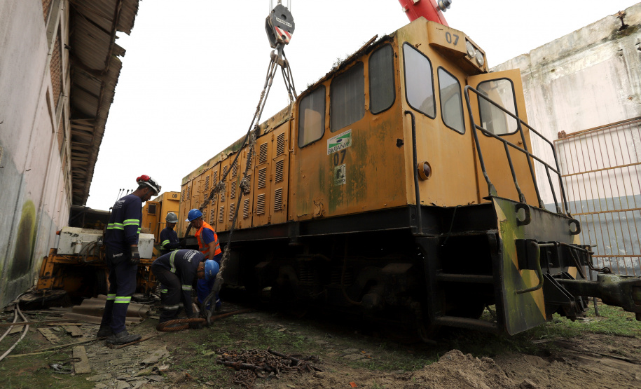 Locomotivas deixam a Portos do Paraná para serem restauradas e preservadas