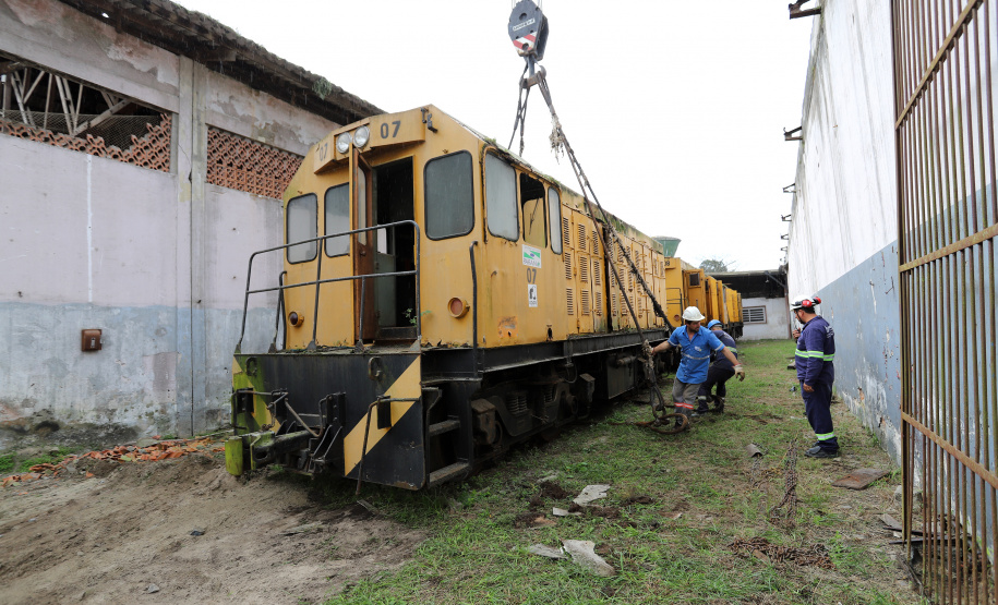 Locomotivas deixam a Portos do Paraná para serem restauradas e preservadas