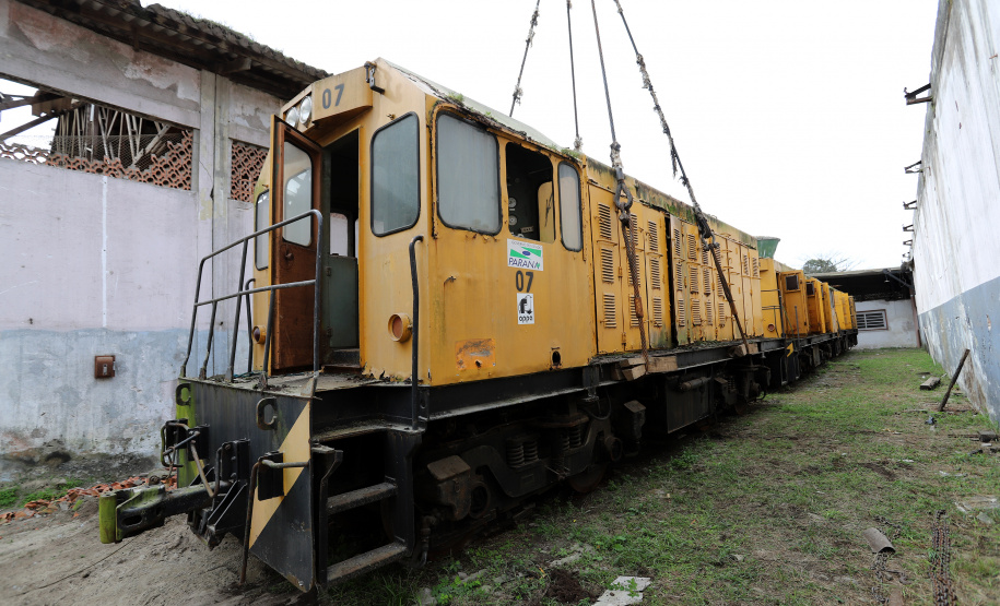 Locomotivas deixam a Portos do Paraná para serem restauradas e preservadas