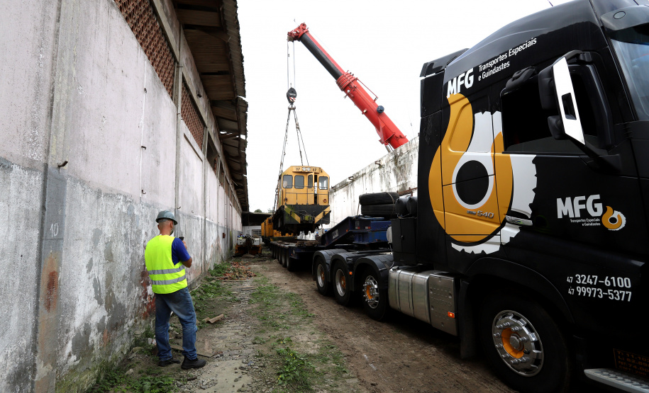 Locomotivas deixam a Portos do Paraná para serem restauradas e preservadas