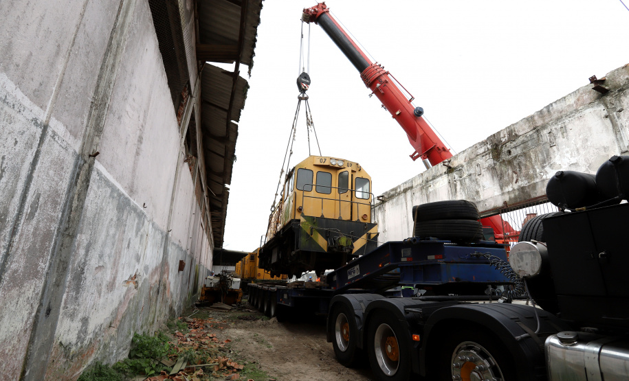 Locomotivas deixam a Portos do Paraná para serem restauradas e preservadas