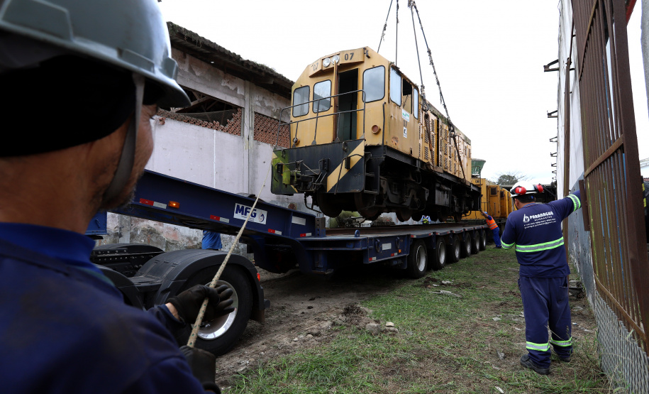 Locomotivas deixam a Portos do Paraná para serem restauradas e preservadas