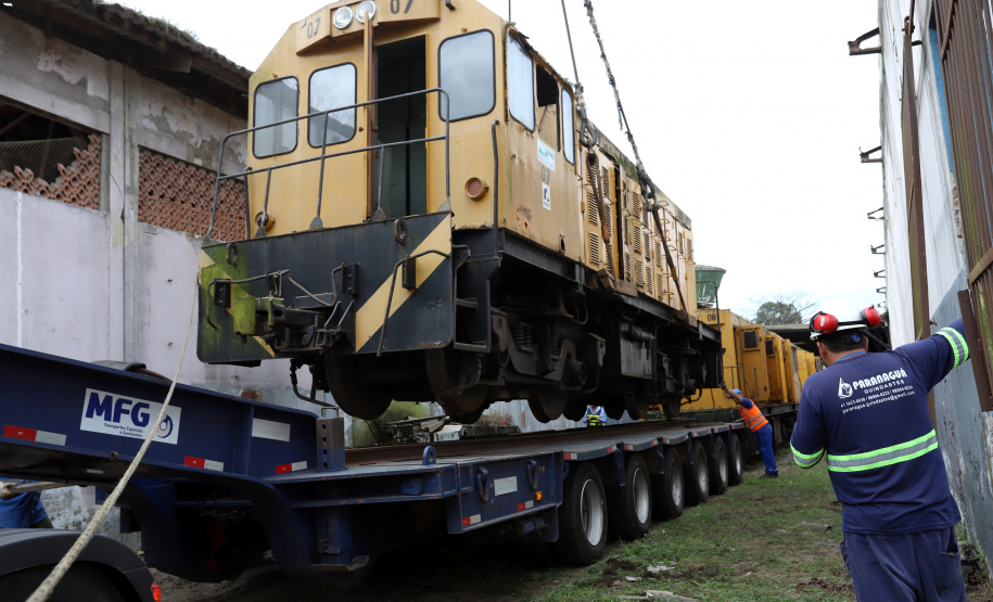 Locomotivas deixam a Portos do Paraná para serem restauradas e preservadas