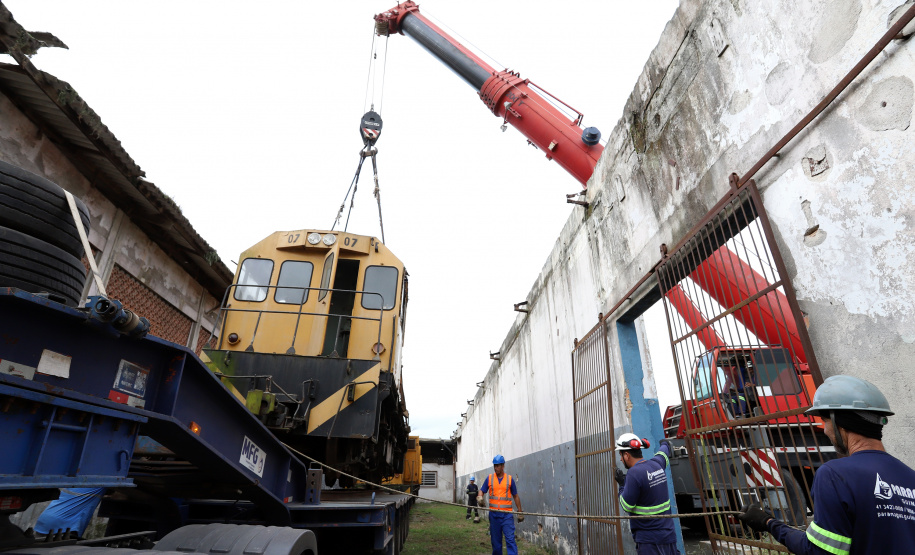 Locomotivas deixam a Portos do Paraná para serem restauradas e preservadas