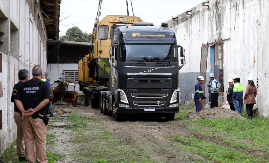 Locomotivas deixam a Portos do Paraná para serem restauradas e preservadas