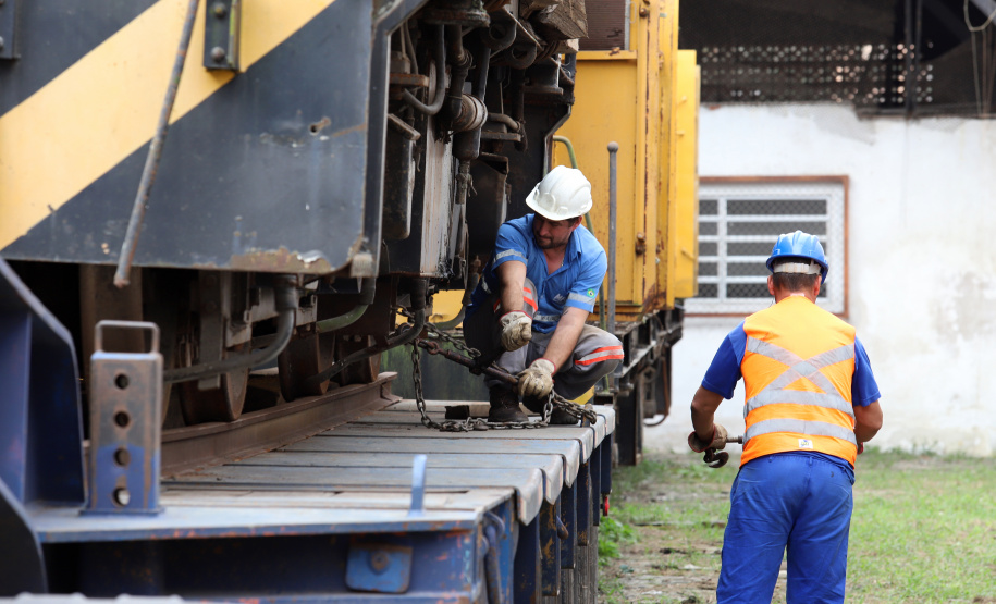 Locomotivas deixam a Portos do Paraná para serem restauradas e preservadas