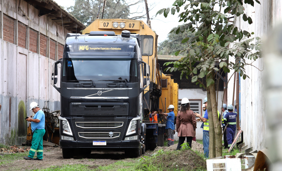 Locomotivas deixam a Portos do Paraná para serem restauradas e preservadas