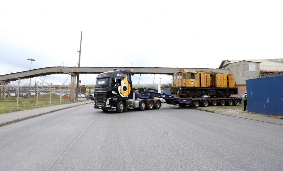 Locomotivas deixam a Portos do Paraná para serem restauradas e preservadas