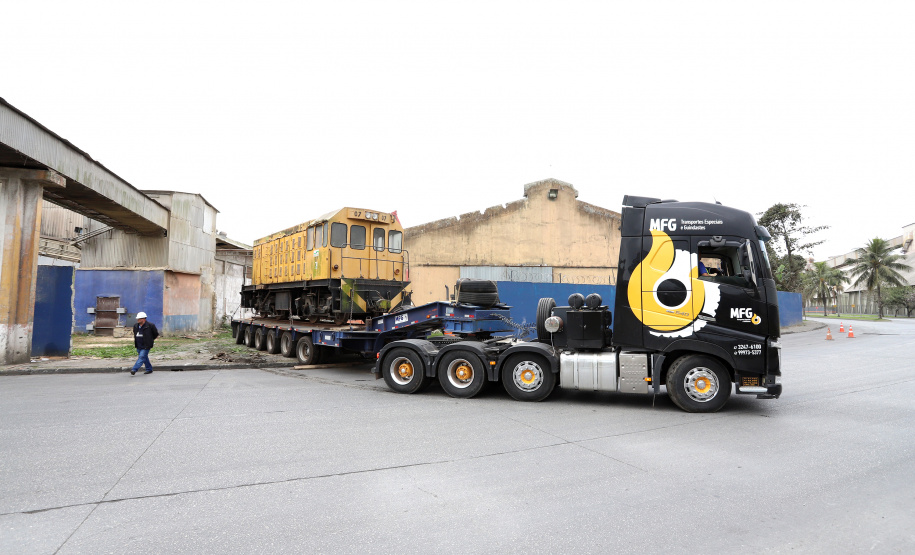 Locomotivas deixam a Portos do Paraná para serem restauradas e preservadas
