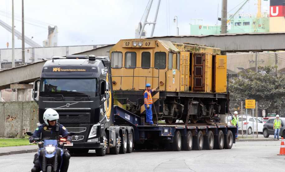 Locomotivas deixam a Portos do Paraná para serem restauradas e preservadas